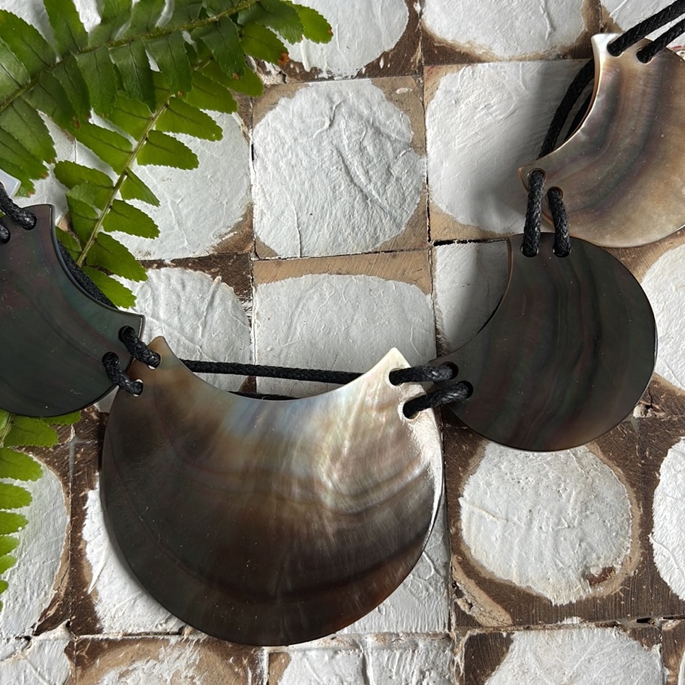 Tahitian shell necklace